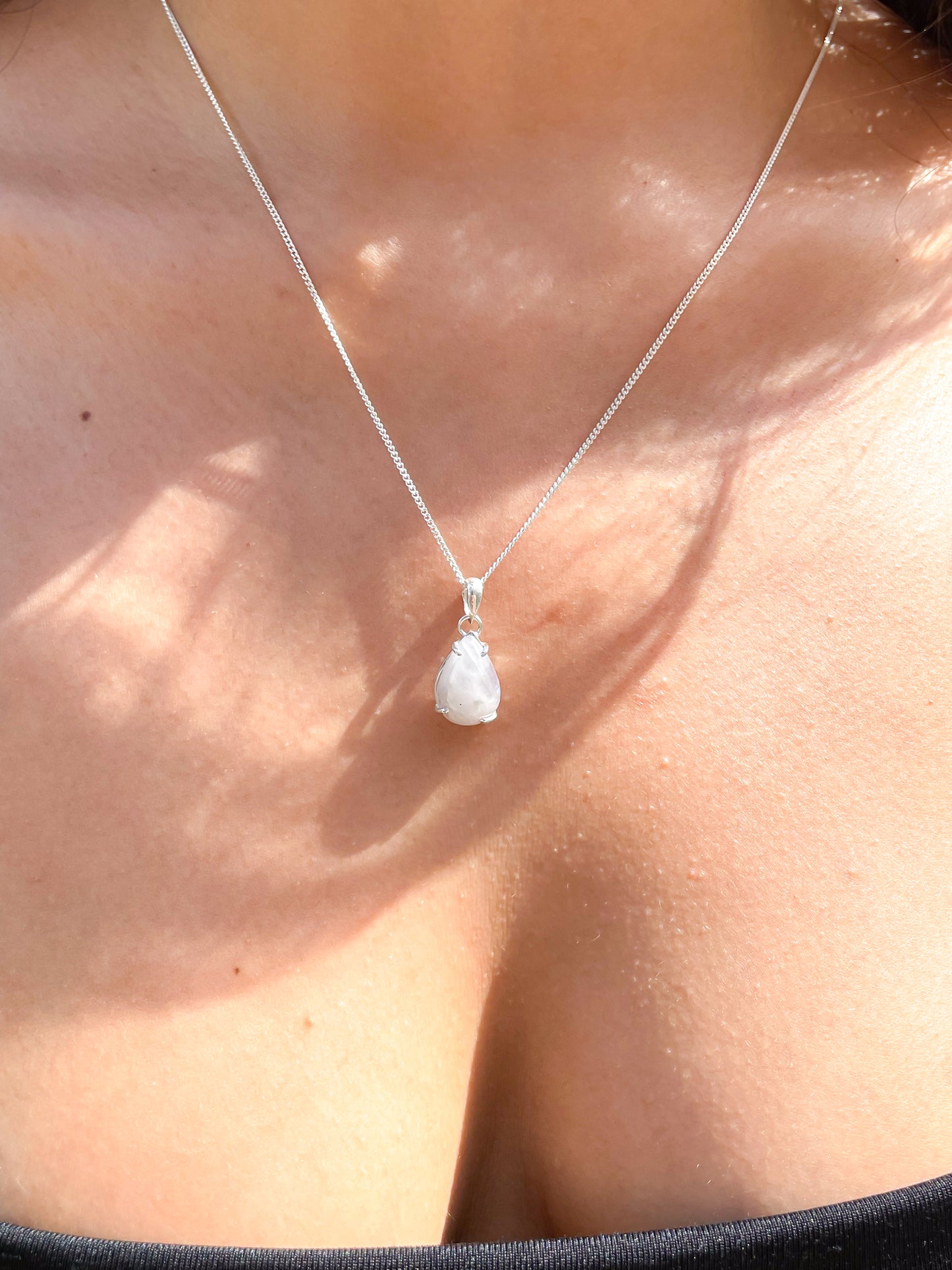 Collar “Tears” piedra luna(cadena+dije)